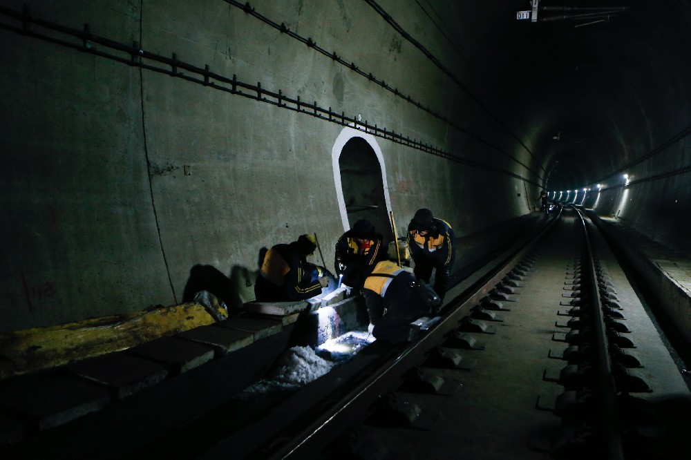 南朗镇铁路运营隧道病害现状